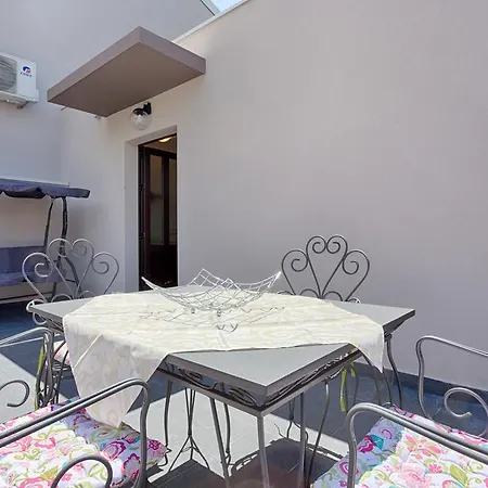 Apartment Dijana *